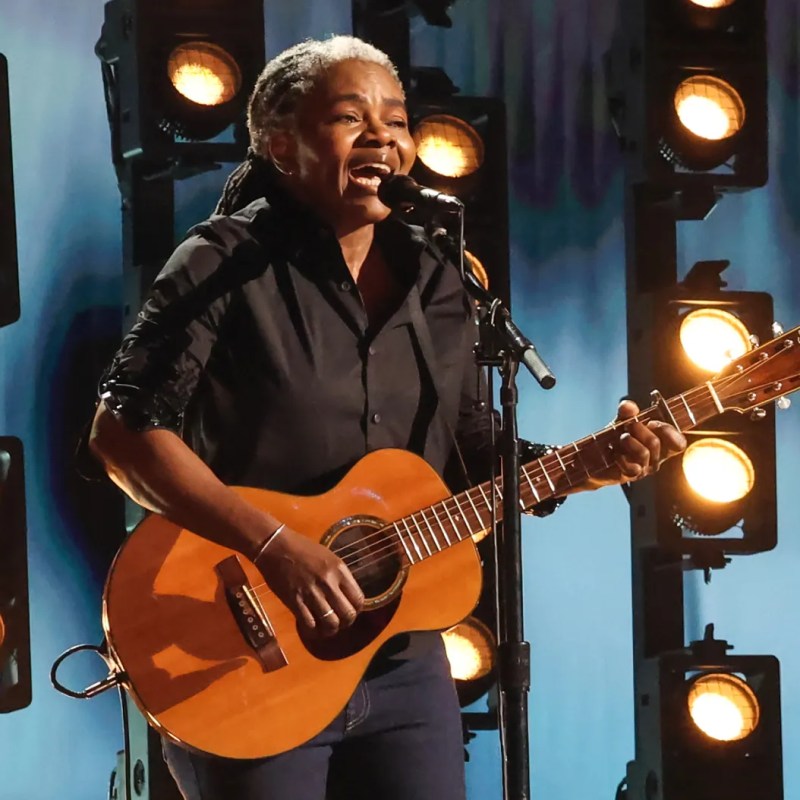 Why I’m Still Thinking About Tracy Chapman’s Grammy Performance: A Deep Dive into her Career, Legacy, and Timeless Message 